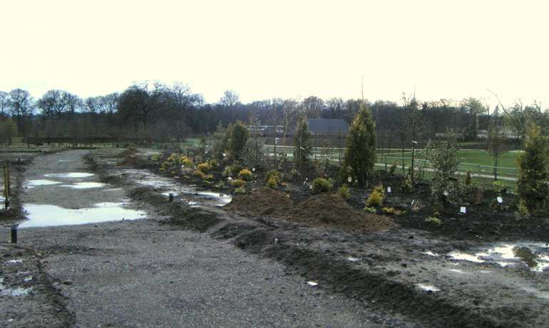 De-tuin-is-net-aangeplant.-Links-liggen-de-contouren-van-het-vloeiende-pad-april-2010-2-770